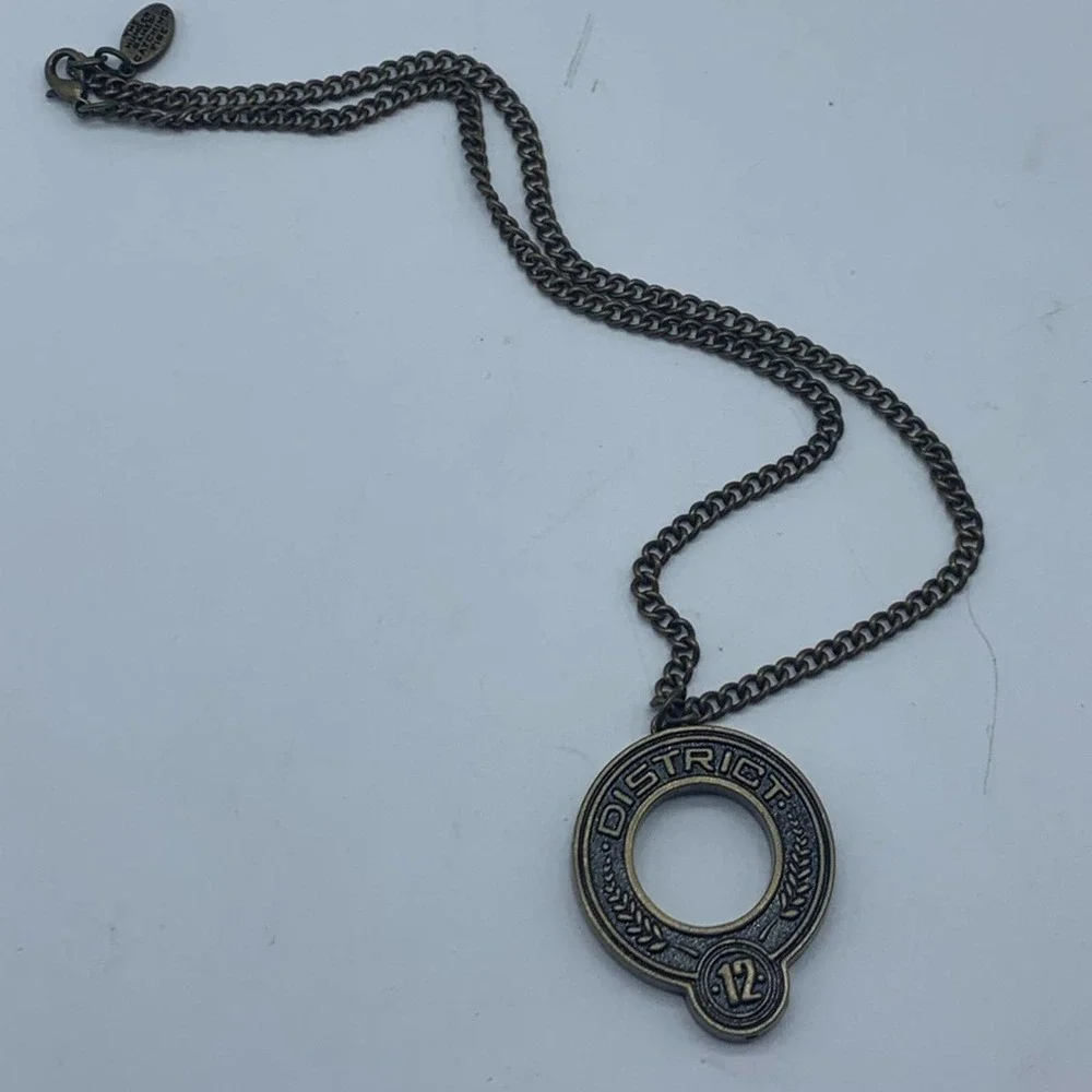 LION’S GATE Hunger Games Catching Fire District 12 necklace